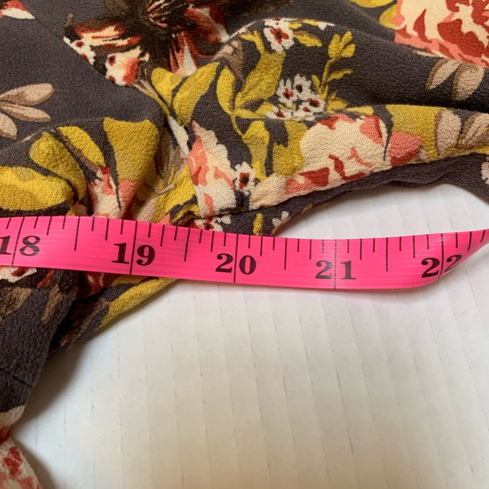 Torrid Grayish/ Brown, Floral V-Neck Babydoll Blouse. Size 0. Long Sleeve - Picture 8 of 12